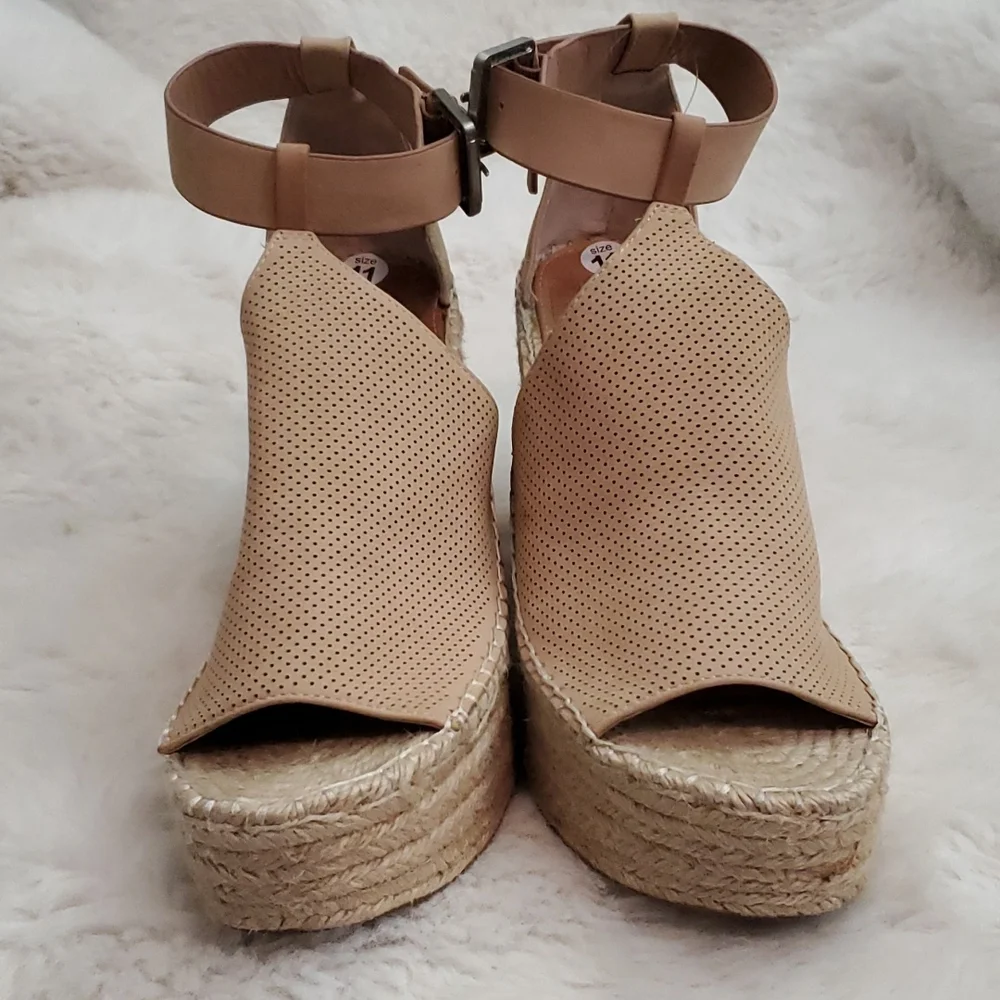Marc Fisher MLANNIE Perforated Espadrille Wedge Sandals